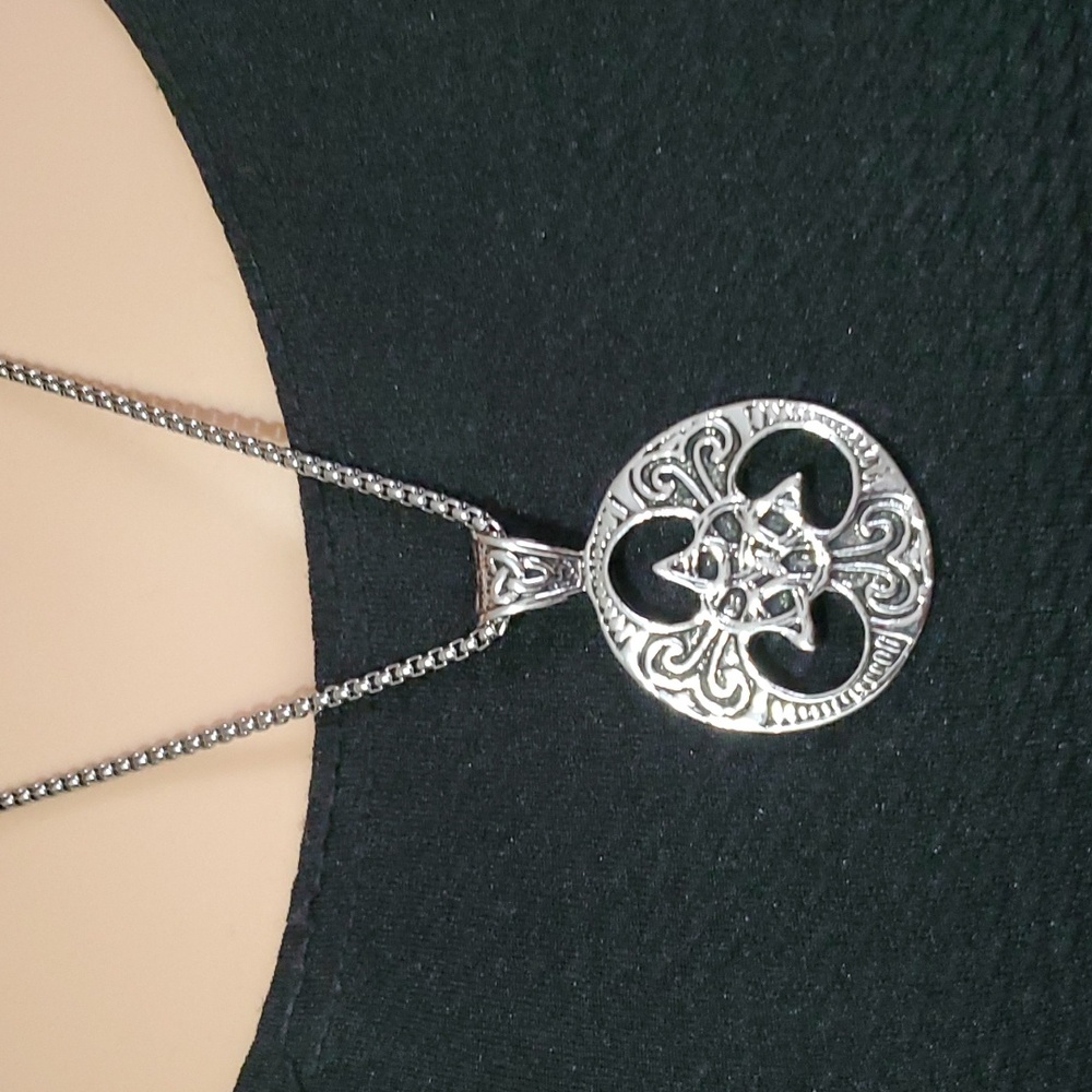 Celtic Knot Silver Tone Chain Pendant Necklace - Picture 4 of 6